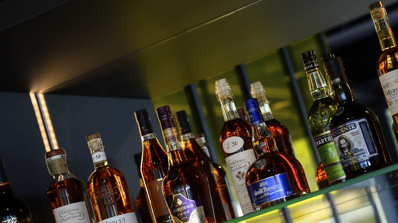 GALERIE-RESTAURANT-LE-MAIL-LA-ROCHELLE-GASTRONOMIE-TOURSIME-DIGESTIFS-GRANDMARNIER-COGNAC-RHUM-MERLET-CHARTREUSE