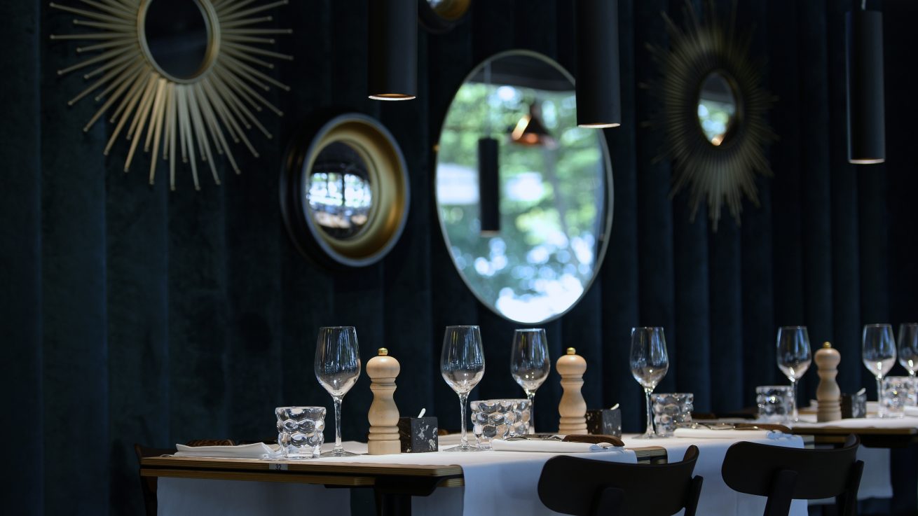 GALERIE-RESTAURANT-LE-MAIL-LA-ROCHELLE-GASTRONOMIE-TOURSIME-MIROIR-PEUGEOT-FAROL