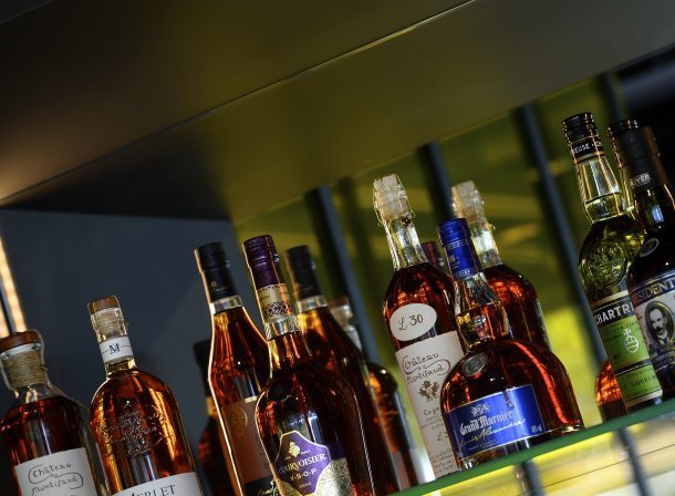GALERIE-RESTAURANT-LE-MAIL-LAROCHELLE-GASTRONOMIE-SALLE-DIGESTIFS-COGNAC-RHUM-COURVOISIER-MERLET-GRANDMARNIER